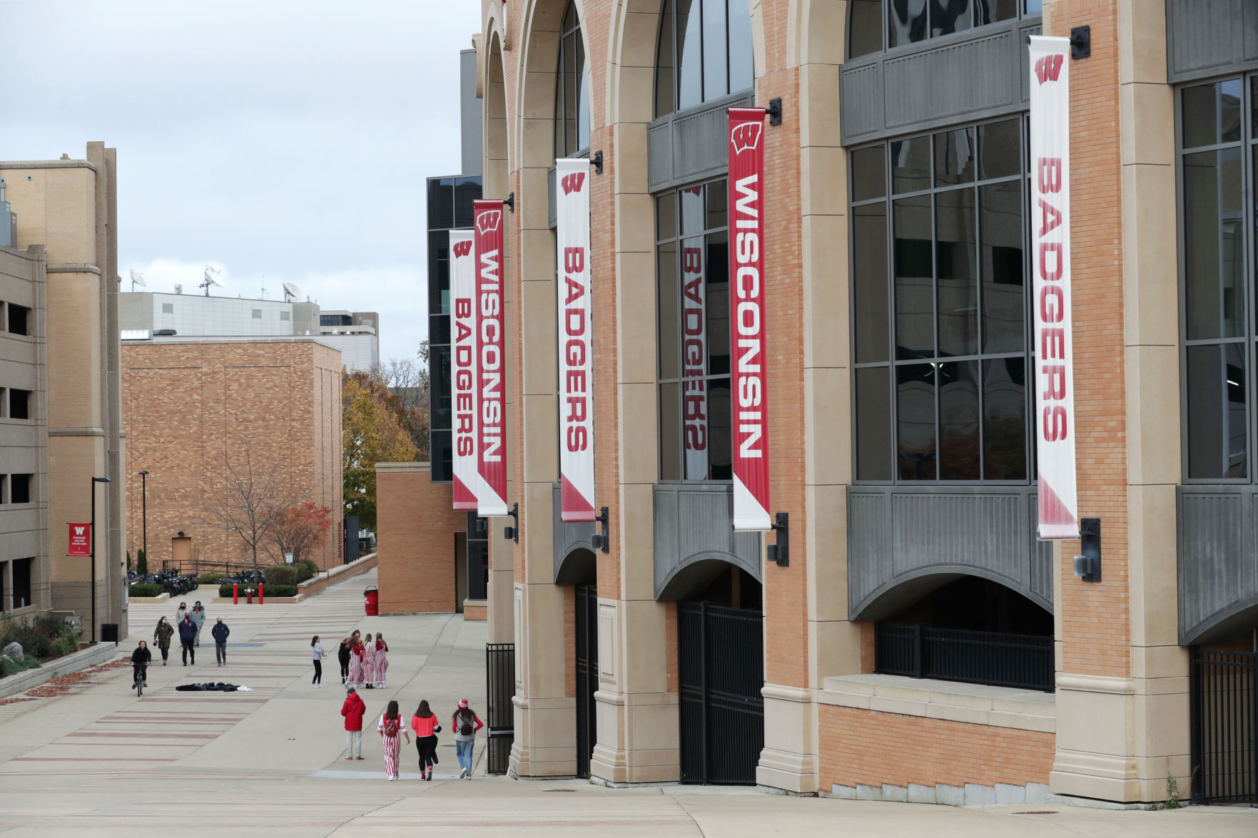 04BadgerFans0077AJA.jpg
